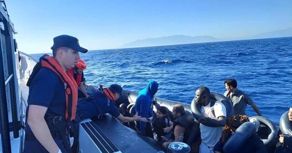 EGE SULARINDA GÖÇMEN HAREKETLİLİĞİ: 137 GÖÇMEN KARAYA ÇIKARTILDI
