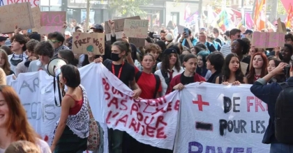 FRANSA'DA HÜKÜMET PROTESTOLARI BÜYÜYOR