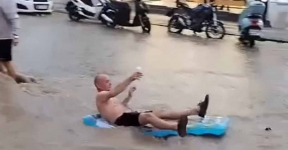 FETHİYE’DE TURİSTLER SEL SULARINDA EĞLENDİ