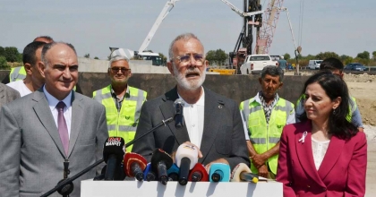 GEDİZ KÖPRÜLÜ KAVŞAĞI’NDA ÇALIŞMALAR HIZLA SÜRÜYOR