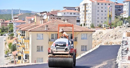 GÖRDES'TE PAZAR YERİ ASFALTLANARAK MODERN HALE GETİRİLDİ