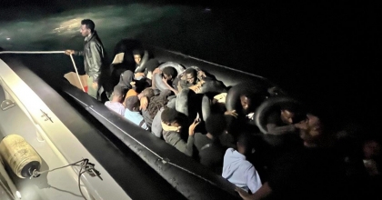 İZMİR’DE 102 DÜZENSİZ GÖÇMEN YAKALANDI