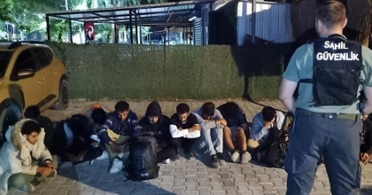 İZMİR'DE 14 DÜZENSİZ GÖÇMEN YAKALANDI