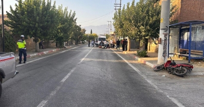 İZMİR'DE TRAFİK KAZASI: 1'İ AĞIR 2 YARALI