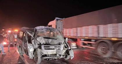 İŞ MAKİNASINA ÇARPAN MİNİBÜS ŞOFÖRÜ YARALANDI