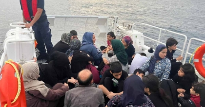 İZMİR AÇIKLARINDA 46'SI ÇOCUK 81 DÜZENSİZ GÖÇMEN YAKALANDI