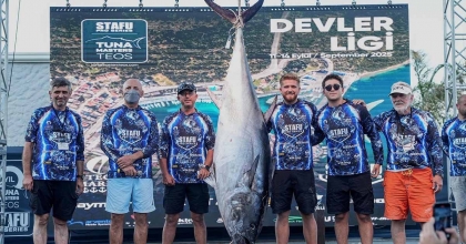 İZMİR'DE 2.5 SAAT MÜCADELEYLE 185 KİLOLUK DEV ORKİNOS YAKALANDI