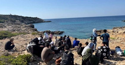 İZMİR’DE 32 DÜZENSİZ GÖÇMEN YAKALANDI