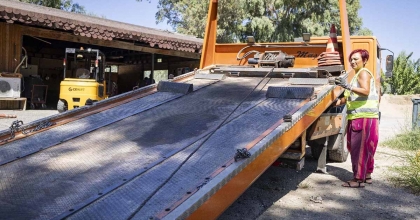 İZMİR'DE KADIN ÇEKİCİ OPERATÖRÜ TABULARI YIKTI