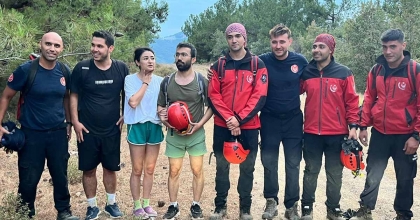 İZMİR'DE KAYALIKLARDA MAHSUR KALAN 3 GENÇ KURTARILDI