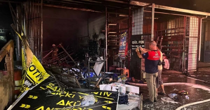 İZMİR’DE SANAYİ SİTESİNDE YANGIN: 3 İŞ YERİ KÜL OLDU