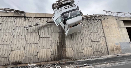 İZMİR'DE TIR DEVRİLDİ, KUPASI VİYADÜKTE ASILI KALDI