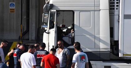 İZMİR'DE TIR SÜRÜCÜSÜ ARAÇ İÇERİSİNDE ÖLÜ BULUNDU