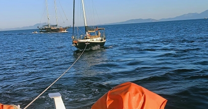 KARAADA AÇIKLARINDA SÜRÜKLENEN TEKNE KURTARILDI