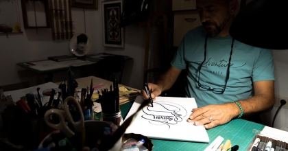 KENDİSİNE TERAPİ OLAN KALİGRAFİYİ GELECEK NESİLLERE AKTARIYOR