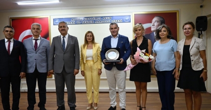 KUŞADASI’NDA HAYIRSEVER İŞ İNSANINA EĞİTİME DESTEK PLAKETİ