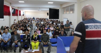 KÜTAHYA'DA JANDARMADAN ÖĞRENCİLERE SİBER GÜVENLİK EĞİTİMİ