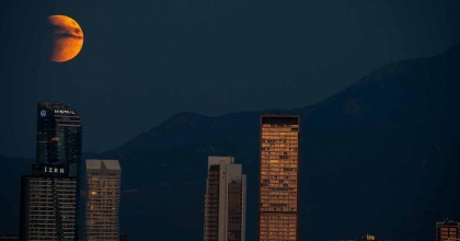 KANLI AY İZMİR'E GÖRSEL ŞÖLEN YAŞATTI