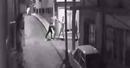 KAVGADA BOĞAZINDAN BIÇAK DARBESİ ALAN ADAM HAYATINI KAYBETTİ