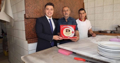 KAYMAKAM GÜNDOĞDU'DAN DEV TAHİNLİ PİDENİN USTASINA PLAKET