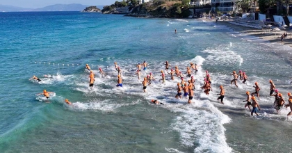 KUŞADASI'NDA KULAÇLAR OTİZMLİ ÇOCUKLAR İÇİN ATILDI