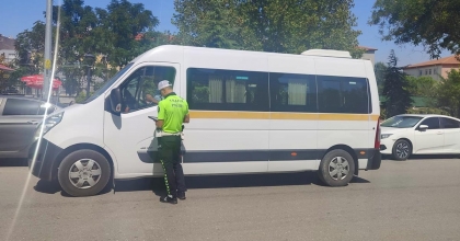 MANİSA'DA 2 OKUL SERVİS ARACI TRAFİKTEN MEN EDİLDİ