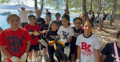 MARMARİS'TE ÖĞRENCİLER KARADAN, POLİS DALGIÇLAR DENİZDEN TEMİZLİK YAPTI