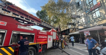 MENTEŞE’DE DÖNERCİ BACASINDA YANGIN PANİĞİ