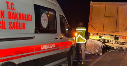 MOTOSİKLET SÜRÜCÜSÜ KAMYONA ARKADAN ÇARPTI: 1 ÖLÜ