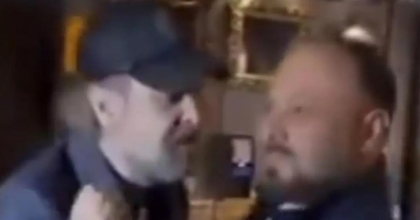 MUHABİR KENDİNE KÜFÜR EDEN NEJAT İŞLER'E KAFA ATTI