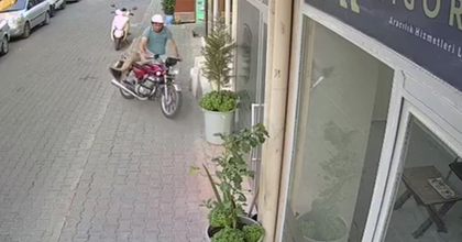MOTOSİKLET İŞ YERİNE GİRDİ, KASK HAYAT KURTARDI