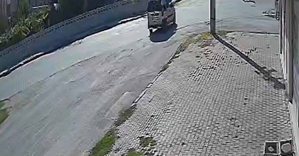 MOTOSİKLET SÜRÜCÜSÜNÜN ÖLDÜĞÜ KAZA GÜVENLİK KAMERASINDA