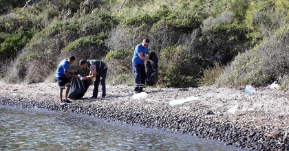 MUĞLA BÜYÜKŞEHİR’DEN ARAÇ ULAŞIMI OLMAYAN KOYLARDA TEMİZLİK