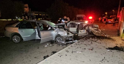 NAZİLLİ'DE ÇARPIŞAN OTOMOBİLLER HURDAYA DÖNDÜ: 8 YARALI