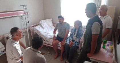 ORMAN BÖLGE MÜDÜRÜ, BULDAN YANGININDA YARALANAN PERSONELİ ZİYARET ETTİ