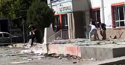 OKULUN CAMLARINI KIRDILAR, BAHÇESİNDE ATEŞ YAKTILAR