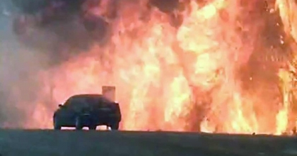 ORMAN YANGININDA ARAÇ ALEVLERİN ARASINDA KALDI