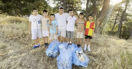 ORMAN YANGININDAN ETKİLENDİLER, ÇÖPLERİ TOPLAYARAK BÜYÜKLERİNE ÖRNEK OLDULAR