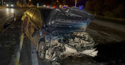 OTOMOBİLLERİN ÇARPIŞTIĞI KAZADA 1 KİŞİ ÖLDÜ, 2 KİŞİ YARALANDI