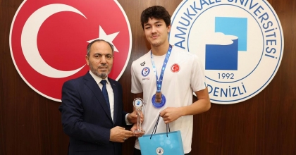 PAÜ’LÜ MİLLİ YÜZÜCÜ REKTÖR GÜNGÖR’Ü ZİYARET ETTİ