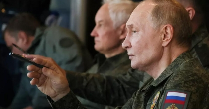 PUTİN ASKERİ ÜNİFORMA GİYDİ! 