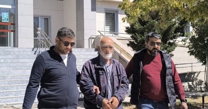 POLİS 71 YAŞINDAKİ SUÇLUYU KARDEŞİNİN KİMLİĞİNİ KULLANIRKEN YAKALADI