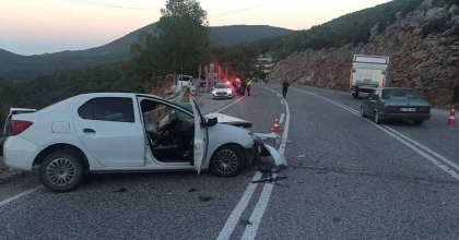 SEYDİKEMER'DE OTOMOBİL TIRLA ÇARPIŞTI: 1 ÖLÜ