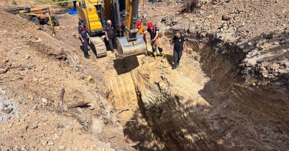 SU KUYUSU AÇMAYA ÇALIŞAN 2 ÇİFTÇİ TOPRAK ALTINDA KALDI