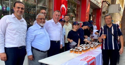 TARİŞ’TEN ALAŞEHİRLİLERE ÜCRETSİZ ÜZÜM SUYU İKRAMI