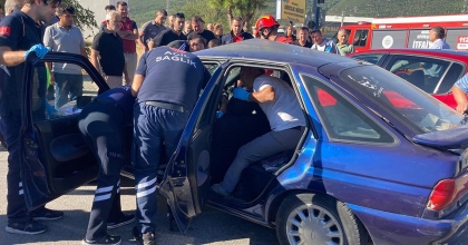 TRAFİK IŞIKLARI ARIZALANDI, ARAÇLAR BİRBİRİNE GİRDİ