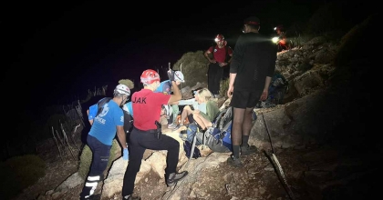 TARİHİ YOLDA MAHSUR KALAN 3 KİŞİ KURTARILDI