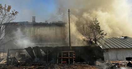 UŞAK’TA 2 KATLI EV VE AHIR YANGINDA KÜLE DÖNDÜ
