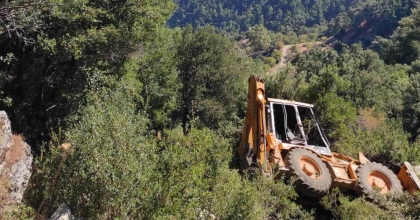 UÇURUMDAN YUVARLANAN KEPÇENİN OPERATÖRÜ YAŞAMINI YİTİRDİ