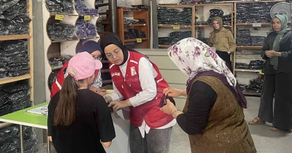 UŞAK KIZILAY'DAN ÖĞRENCİLERE GİYİM DESTEĞİ